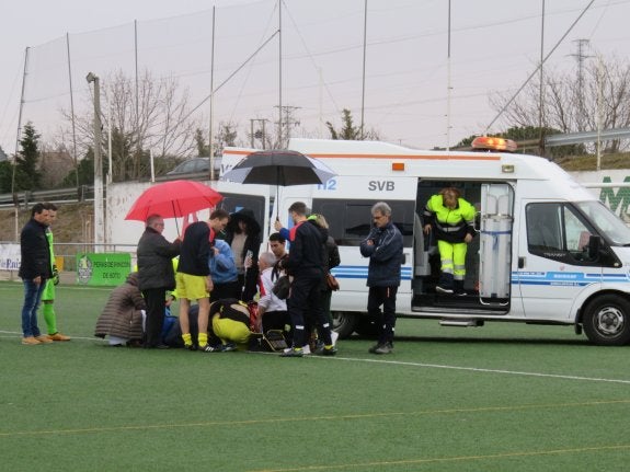 Momento en que la ambulancia traslada al jugador al centro hospitalario. :: 