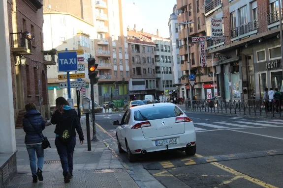 Parada de taxis en la localidad de Calahorra, junto al consistorio municipal. :: 