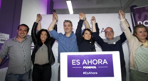 Garrido y los cuatro diputados de Podemos (Sainz, Cantabrana, Rodríguez y Calvo) en la noche electoral de mayo del 2015. :: j. rodríguez