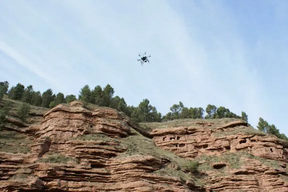 Un dron realiza fotografía de las cuevas de Nájera. ::
