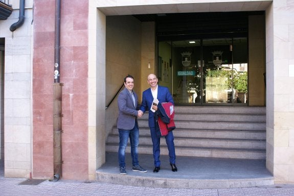 Olarte y Herrero se saludan a la entrada del Ayuntamiento. :: 