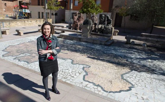 Cuca Gamarra, junto a las esculturas que configuran la pieza del artista Miguel Ángel Sáinz, después del acto en el que anunció ayer en Santa Coloma su candidatura a presidir el PP.
