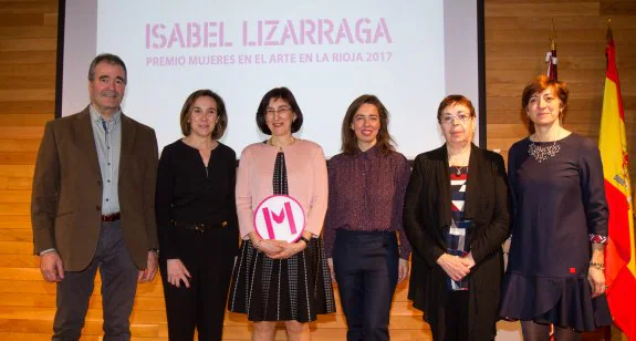 Isabel Lizarraga, con su galardón y flanqueada por Gamarra y colaboradores, organizadoras del premio y anteriores premiadas. :: díaz uriel