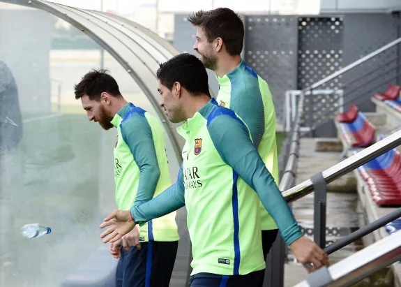 Messi, Suárez y Piqué salen al entrenamiento. Falta Neymar, que no estará en Riazor. :: efe
