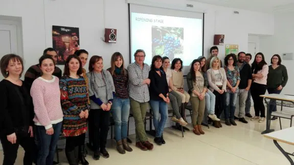 La veintena de alumnos del curso 'English in a wine glass' posa junto a la profesora Susana Lacuesta en el aula de la clase de la EOI de Haro. 