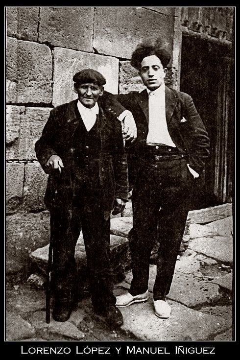 Dos vecinos de Valgañón, en la plaza en los años 30