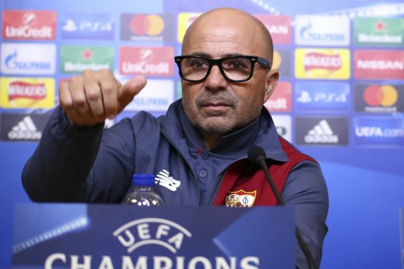 Jorge Sampaoli durante la rueda de prensa previa al partido frente al Leicester. :: efe