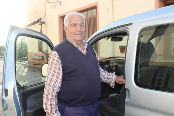 Epifanio Martínez, junto a su furgoneta. .