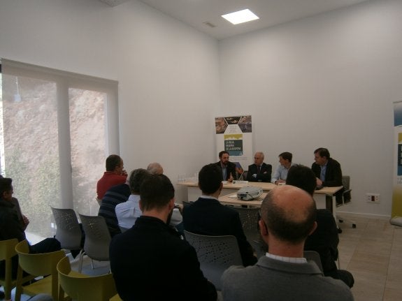 Autoridades locales y regionales, durante la jornada celebrada en Santa Engracia. :: 