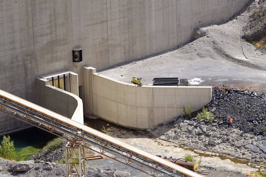 Obras en la base de la presa de Enciso. 