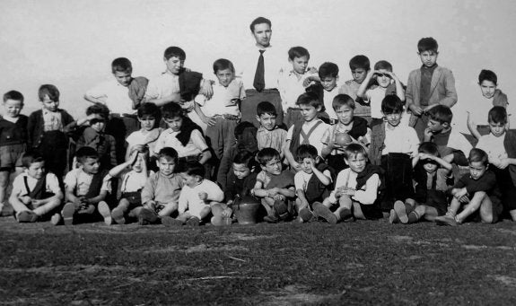 Escolares de Estollo con su maestro en 1955