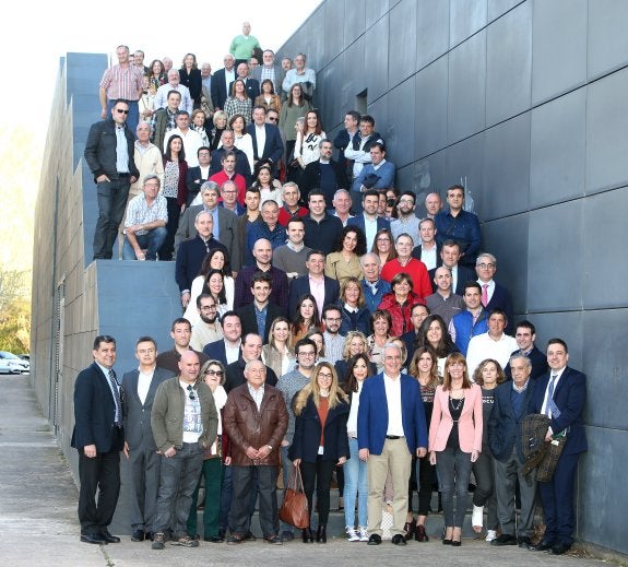 José Ignacio Ceniceros, rodeado por dirigentes de su entorno, ayer en Riojafórum. :: juan marín
