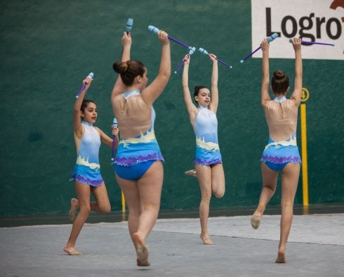 Una escolar coloca un balón, durante el calentamiento previo al partido. 