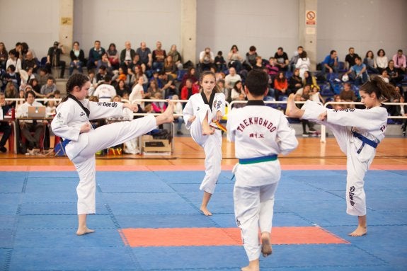 Uno de los equipos participantes en la final de pumse sincronizado, durante su ejercicio. :: F. Díaz