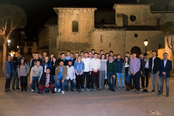 Gamarra, durante una reunión con jóvenes de su partido, con quienes se fotografió hace unos días. Una imagen enviada por su candidatura.