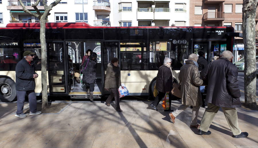 Parada del bus urbano en una calle de Logroño. 