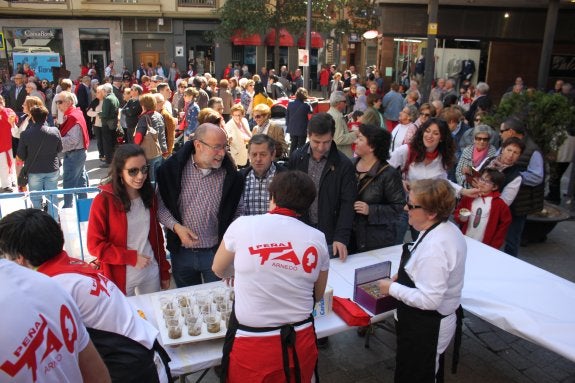 Los actos del programa estuvieron acompañados ayer de una temperatura primaveral y gran asistencia, como la degustación a mediodía. :: E.P.