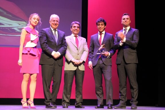 Valadez recibió el trofeo de manos del presidente riojano, Martín y el presidente de Aiccor. :: E.P.