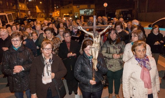 Viacrucis celebrado anoche, adscrito al tiempo de Cuaresma. :: Albo