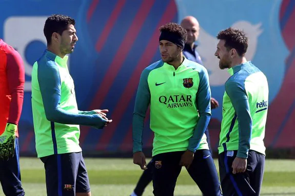 Luis Suárez, Neymar y Messi, en el entrenamiento de ayer. :: efe