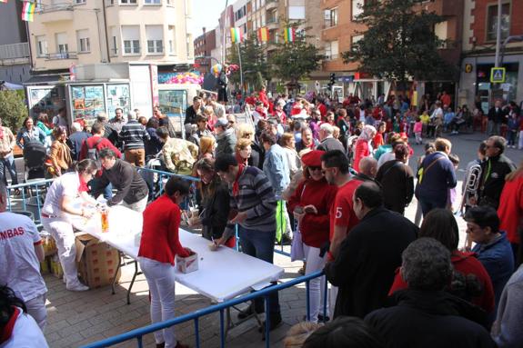 La Agrupación Musical Santa Cecilia y la Banda Municipal de Soria llenaron la carpa de la plaza de España para rendir homenaje al igeano Ángel Sainz Benito. :: E.P.