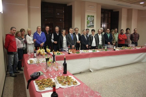 Imagen de archivo de los participantes y sus pinchos en la Semana Santa Verde del pasado año. :: 