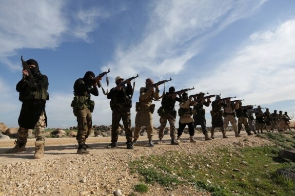 Combatientes rebeldes durante un entrenamiento en la ciudad siria de Al-Rai. :: jalil ashawi / reuters