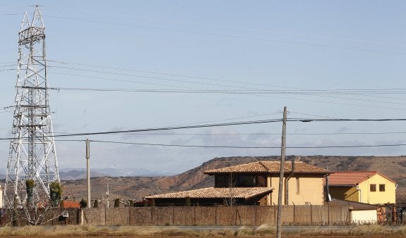 Panorámica de la vivienda que el expresidente de La Rioja posee en Villamediana. :: justo rodríguez