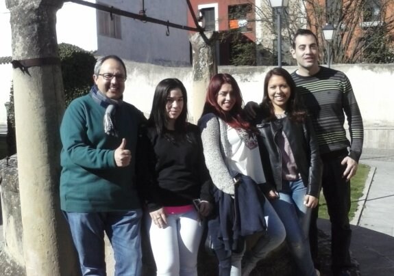 Los alumnos, junto al coordinador de Proyectos Europeos. :: 