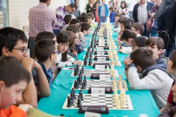 Los jugadores esperan a la señal para realizar los primeros movimientos sobre el tablero. 