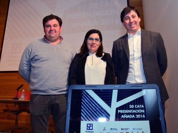 Ismael Fernández, Ana Jiménez y Eduardo Hernáiz, de Bodegas Familiares de Rioja. Herreros
