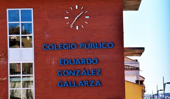 El reloj de uno  de los colegios  de Lardero sigue sin dar la hora