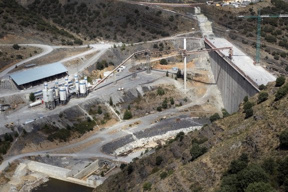 La previsión es que los trabajos comiencen a dos turnos para continuar de inmediato con tres de cara a concluir la pared de la presa. :: 