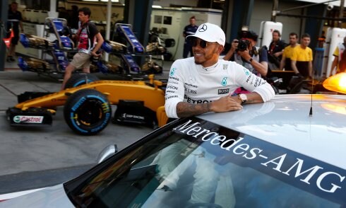 Lewis Hamilton, apoyado en un coche en el 'pit lane' de Melbourne. :: b. malone / REUTERS