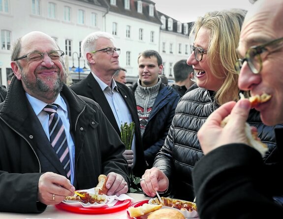 Schulz (izquierda) comparte un tentempié con su compañera Anke Rehlinger en Saarbrüken. :: efe