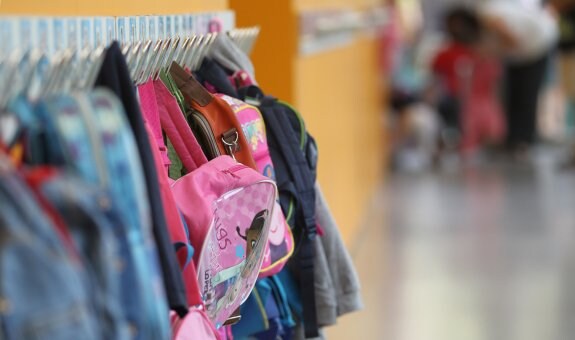 Varias mochilas cuelgan del perchero en el primer día de colegio en septiembre pasado. :: justo rodríguez
