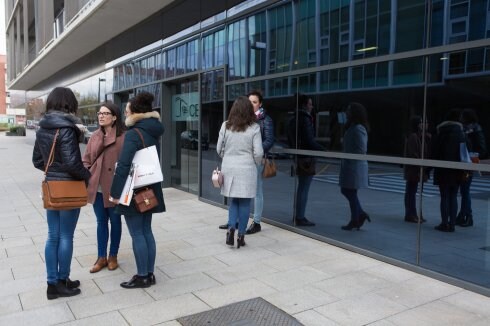 Opositores, ayer poco antes de entrar al examen en el CIBIR. :: sonia tercero