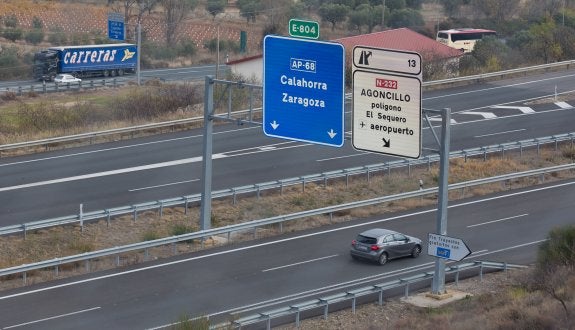 Vehículos circulando en paralelo por la N-232 y la autopista.