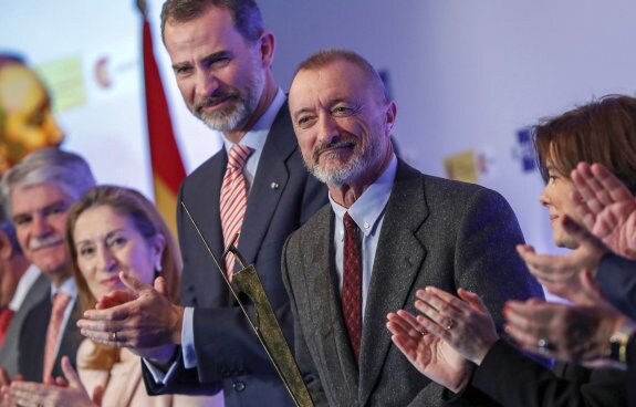 Arturo Pérez-Reverte recibe el Premio Don Quijote de manos de Felipe VI. :: Chema Moya / efe