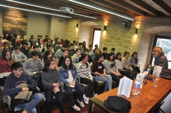 Los alumnos preguntaron sus dudas al escritor. :: 