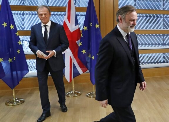 El embajador británico, Tim Barrow (dcha.), abandona la sala tras entregar ayer la petición de 'brexit' al presidente del Consejo, Donald Tusk.
