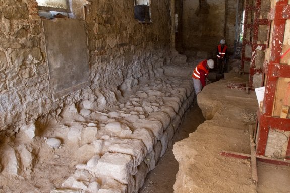 Escarpa del foso de la muralla, del otrora recinto fortificado, con las bóvedas que 'perforan' el trazado y lo interconectan con las cloacas perimetrales de la ciudad.                  