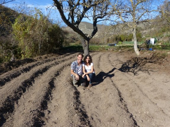 Óscar y Amaya, de Siempreviva, en una finca de cultivo. :: l.r.