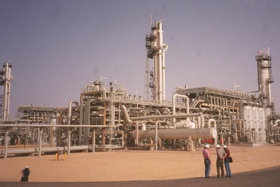 Instalación de alta tecnología para el tratamiento de gas natural en el desierto del Sáhara, en territorio argelino. :: BRUCE STANLEY / AP
