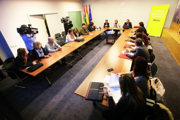 Imagen de la reunión celebrada ayer por el Consejo Riojano de Comercio. :: 