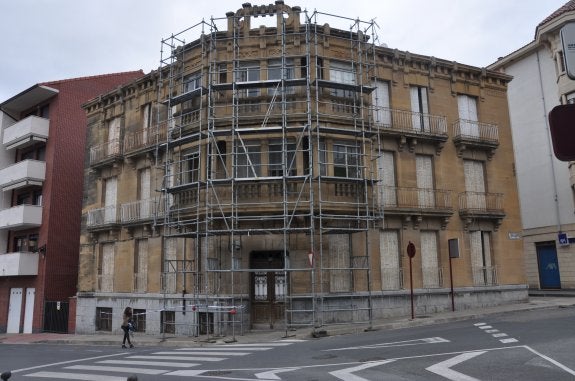 El edificio, bautizado como 'María Díaz', fue cedido al Ayuntamiento de Haro por Antonio Briones. :: 