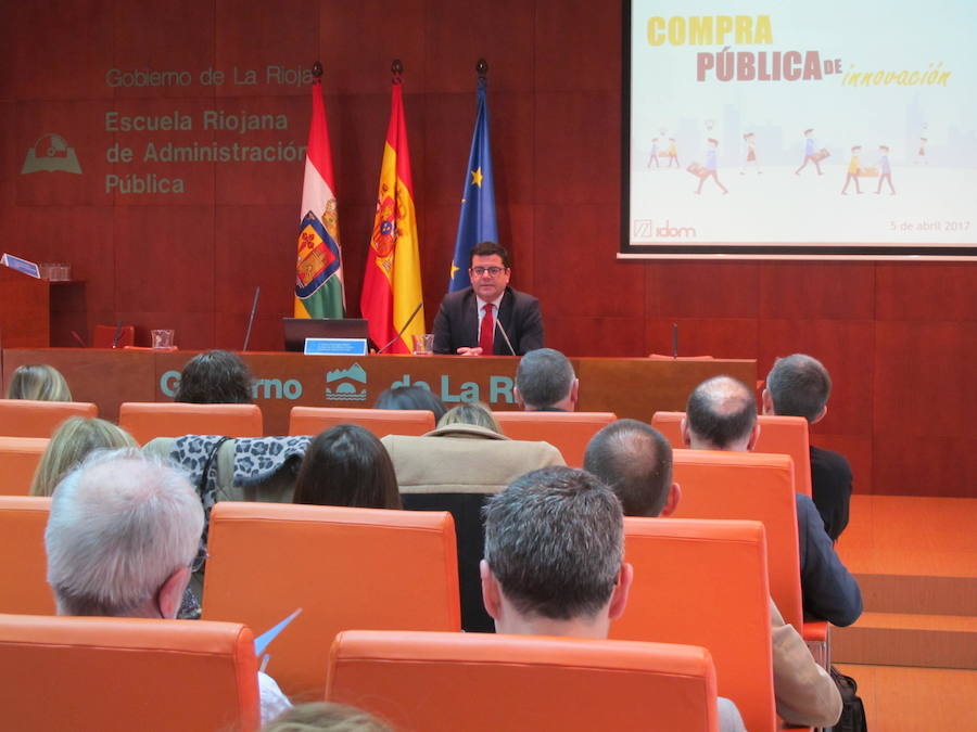 Alfonso Domìnguez explica el proyecto de compra pública de innovación. 
