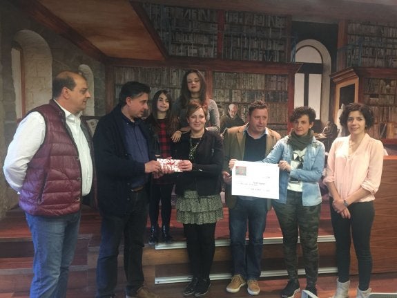 Momento de la entrega en el palacio de Bendaña. :: l.r.