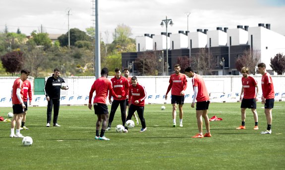 Los jugadores de la UD Logroñés disputan un rondo en presencia de Eduardo Valdovinos.  