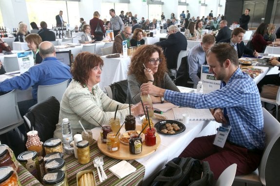 Josune y Ana Ezquerro atienden a uno de los importadores. :: J.M.